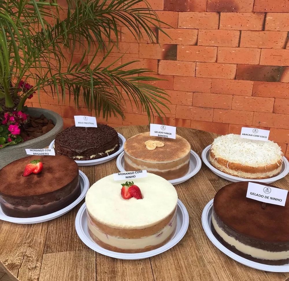 Variedade de bolos recheados da Bolo de Mãe